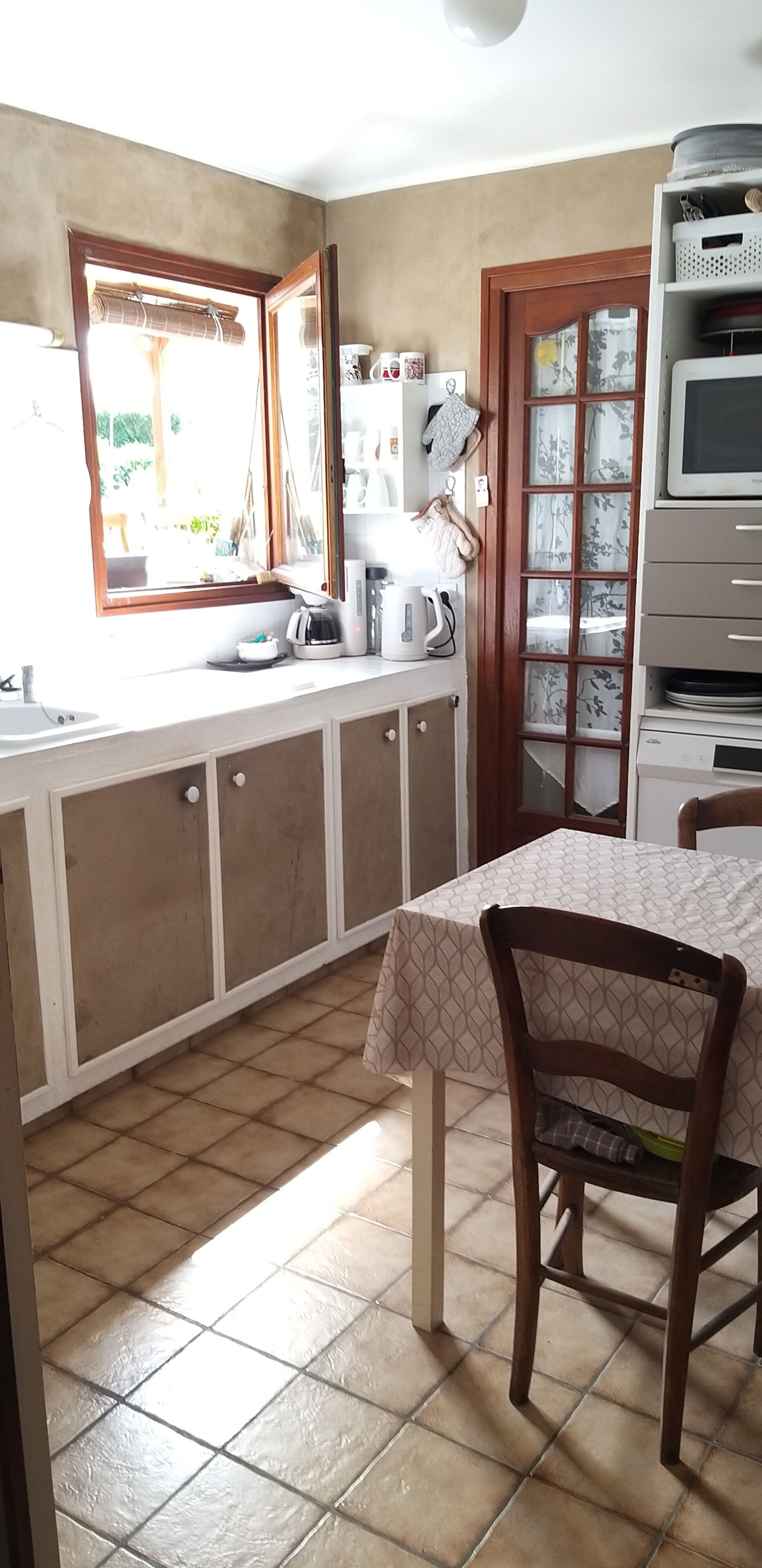 Chambre Standard Double ou avec lits jumeaux, vue jardin | Cuisine privée | Micro-ondes dans l'espace commun