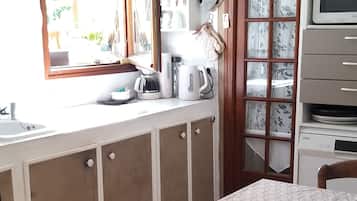 Chambre Standard Double ou avec lits jumeaux, vue jardin | Cuisine privée | Micro-ondes dans l'espace commun