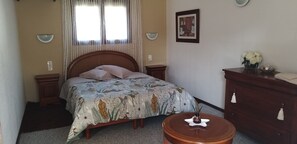 Standard Double or Twin Room, Garden View | Iron/ironing board, free WiFi - Valérie Gouffe Chambres d'hôtes (Parigne-l'Eveque)