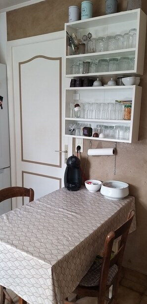 Standard dubbelrum eller tvåbäddsrum - utsikt mot trädgården | Eget kök | Mikro i allmänt utrymme