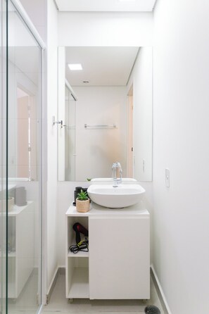 Estudio | Baño | Ducha, toallas, jabón y champú