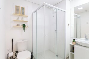 Studio | Bathroom | Shower, towels, soap, shampoo - Nex One Gentil de Moura (Sao Paulo)