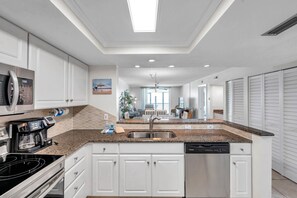 Een koelkast, een microgolfoven, een oven, een kookplaat