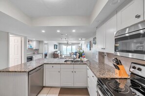 Frigorífic, microones, forn i placa de cuina 