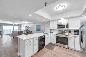 ثلاجة، ميكروويف، فرن، موقد طهي مسطح