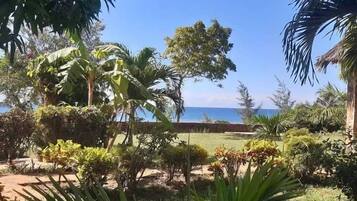 Habitación cuádruple familiar, balcón, vista al océano | Baño | Regadera, regadera tipo lluvia, toallas, jabón