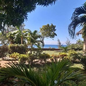 Family Quadruple Room, Balcony, Ocean View | Bathroom | Shower, rainfall showerhead, towels, soap - Mango Lodge Msambweni (Msambweni)