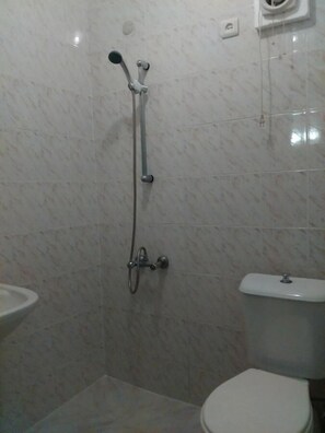 A bathroom with a shower, toilet, and sink. - Hotel Shorena Ureki (Ureki)