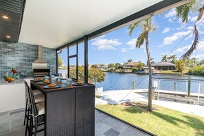 Outdoor dining - Outdoor Living, Gulf access, Heated Pool , Game Room - Villa Mimosa - Roelens (Cape Coral)