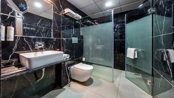 Habitación ejecutiva | Baño | Ducha, toallas, jabón y champú