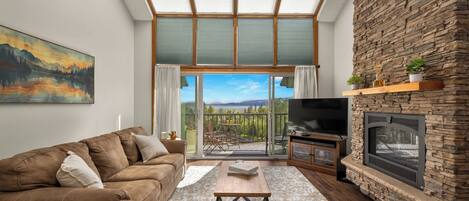 Televisión, chimenea y estéreo