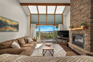 TV, fireplace, stereo - Paddle & Pine - Lake Views & Private Dock Access (Bigfork)