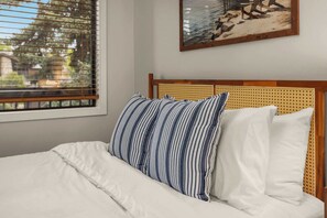 3 bedrooms, iron/ironing board, WiFi, bed sheets - Paddle & Pine - Lake Views & Private Dock Access (Bigfork)
