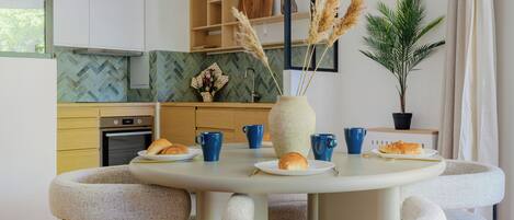 Comfort-Apartment | Essbereich im Zimmer