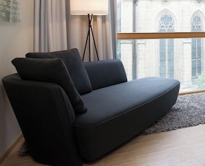 Quarto casal empresarial | Cofres nos quartos, cortinas blackout, Wi-Fi de cortesia