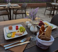 Café da manhã com buffet todos os dias (EUR 25 por pessoa) 