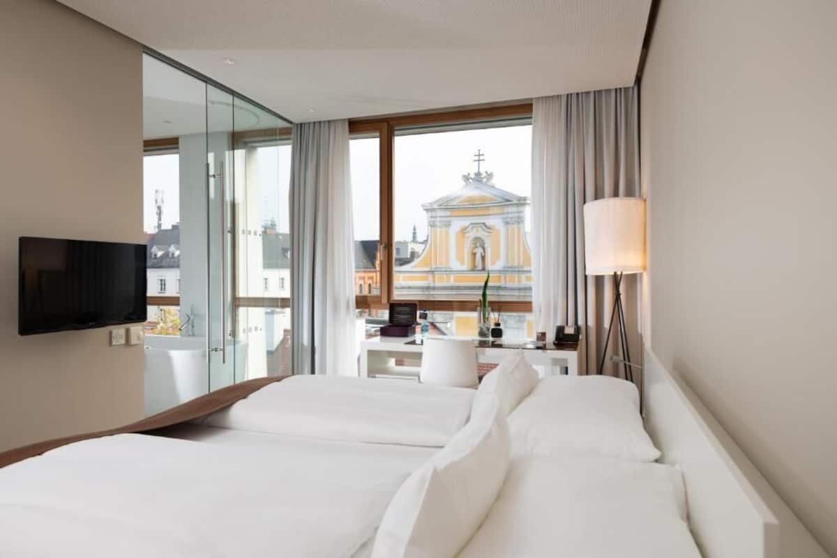 Deluxe Suite, City View