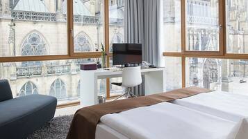 Peti besi dalam bilik, langsir/tirai gelap terus, Wi-fi percuma