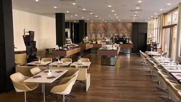 Sarapan bufet setiap hari (EUR 25 seorang)