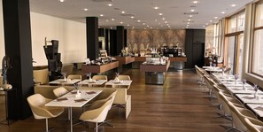 Se ofrece un desayuno bufé (25 EUR por persona)