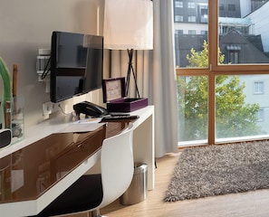 Quarto casal superior, vista para a cidade | Cofres nos quartos, cortinas blackout, Wi-Fi de cortesia
