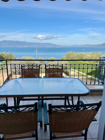 Outdoor dining. Seaside 2-bedroom flat with Panoramic View, in front of the sea!