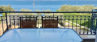 Seaside 2-bedroom flat with Panoramic View, in front of the sea!