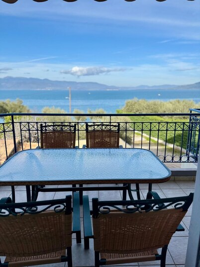 Seaside 2-bedroom flat with Panoramic View, in front of the sea!