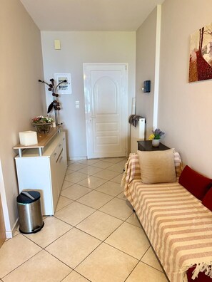 Interior - Seaside 2-bedroom flat with Panoramic View, in front of the sea! (Kamena Vourla)