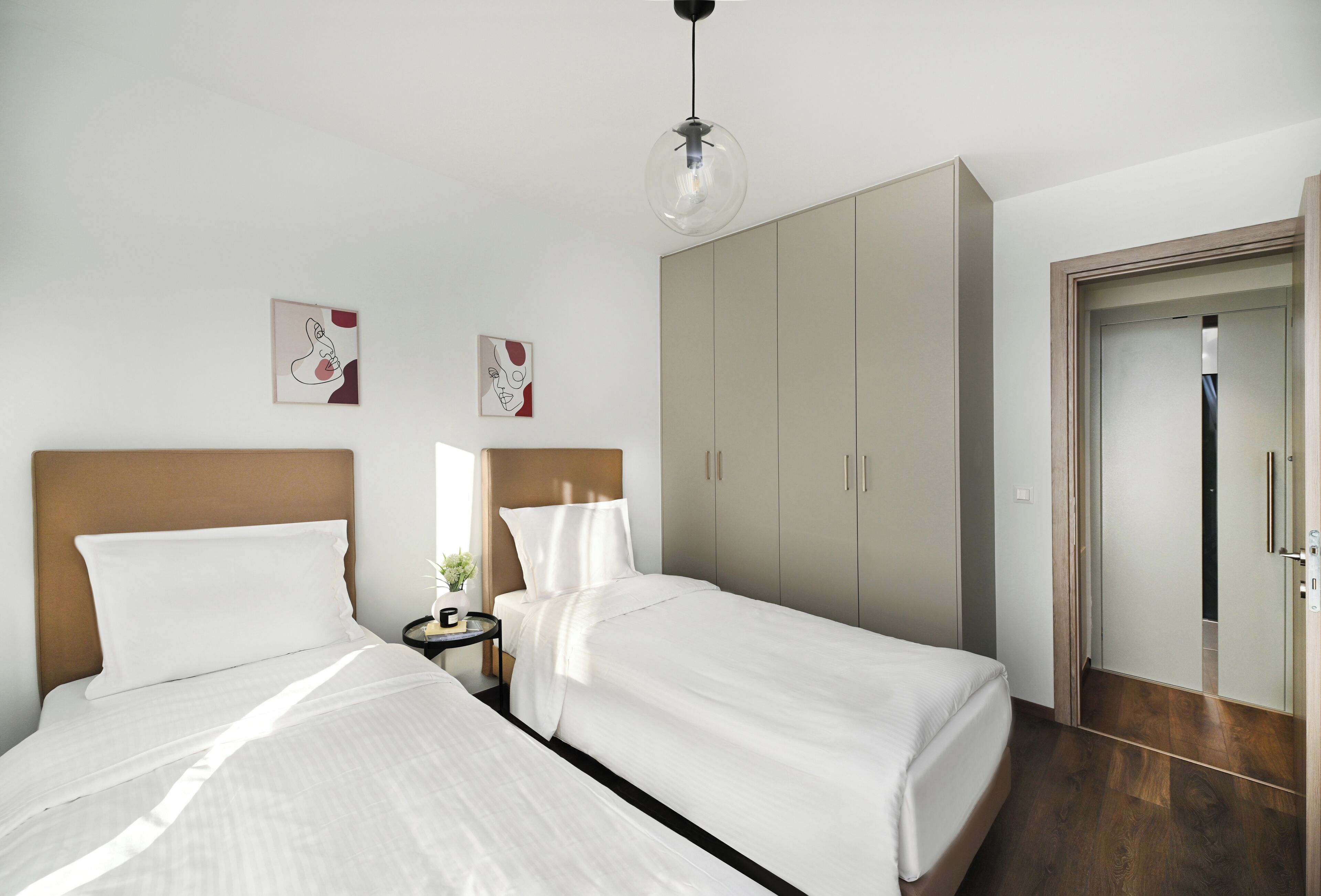 Maisonette | Värdeförvaringsskåp på rummet, ljudisolering och strykjärn/strykbräda