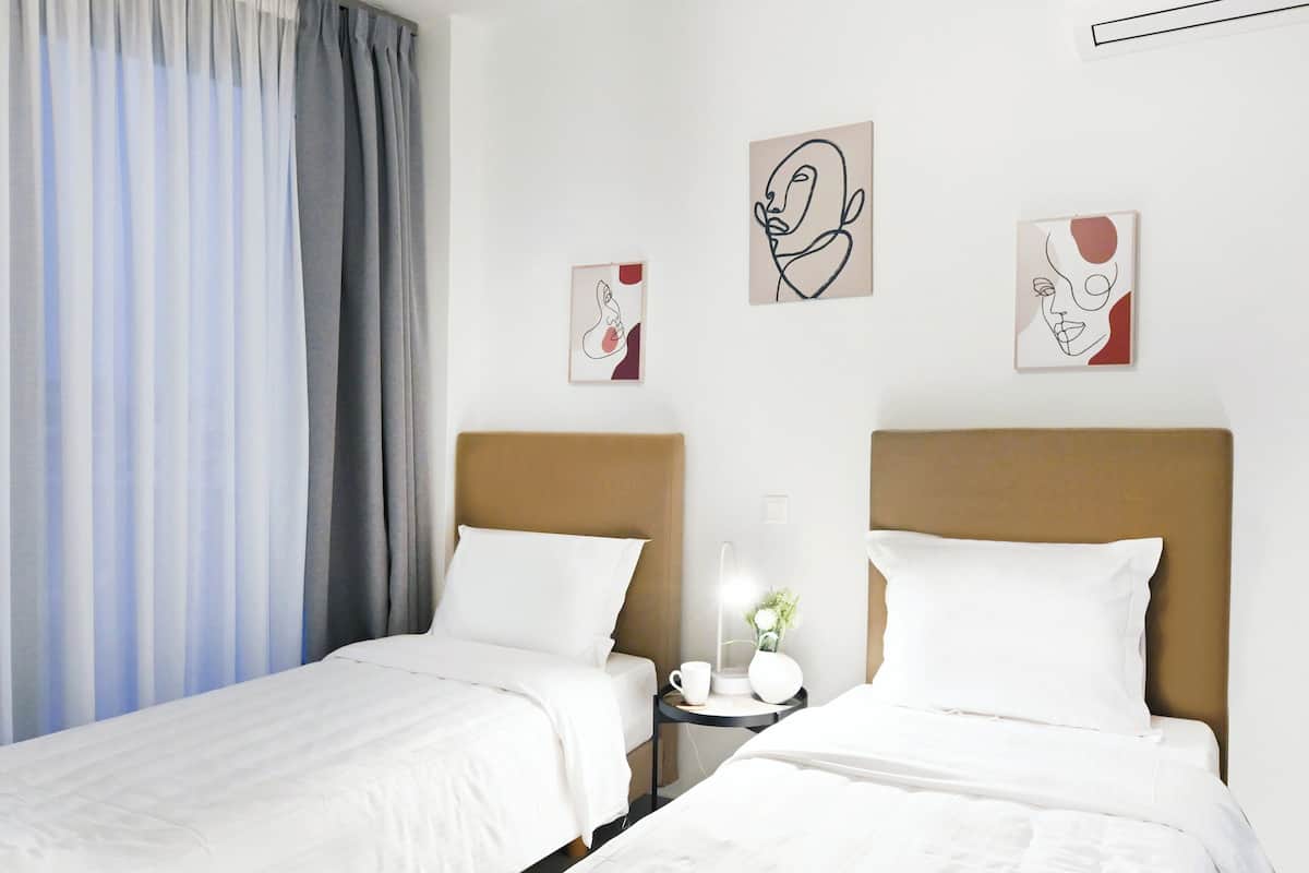 Panorama appartement, balkon, uitzicht op de stad | Een kluis op de kamer, een strijkplank/strijkijzer, gratis wifi