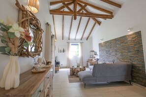 Télévision, livres, chaîne hi-fi