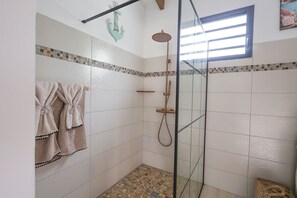 Doccia, asciugacapelli, asciugamani, sapone