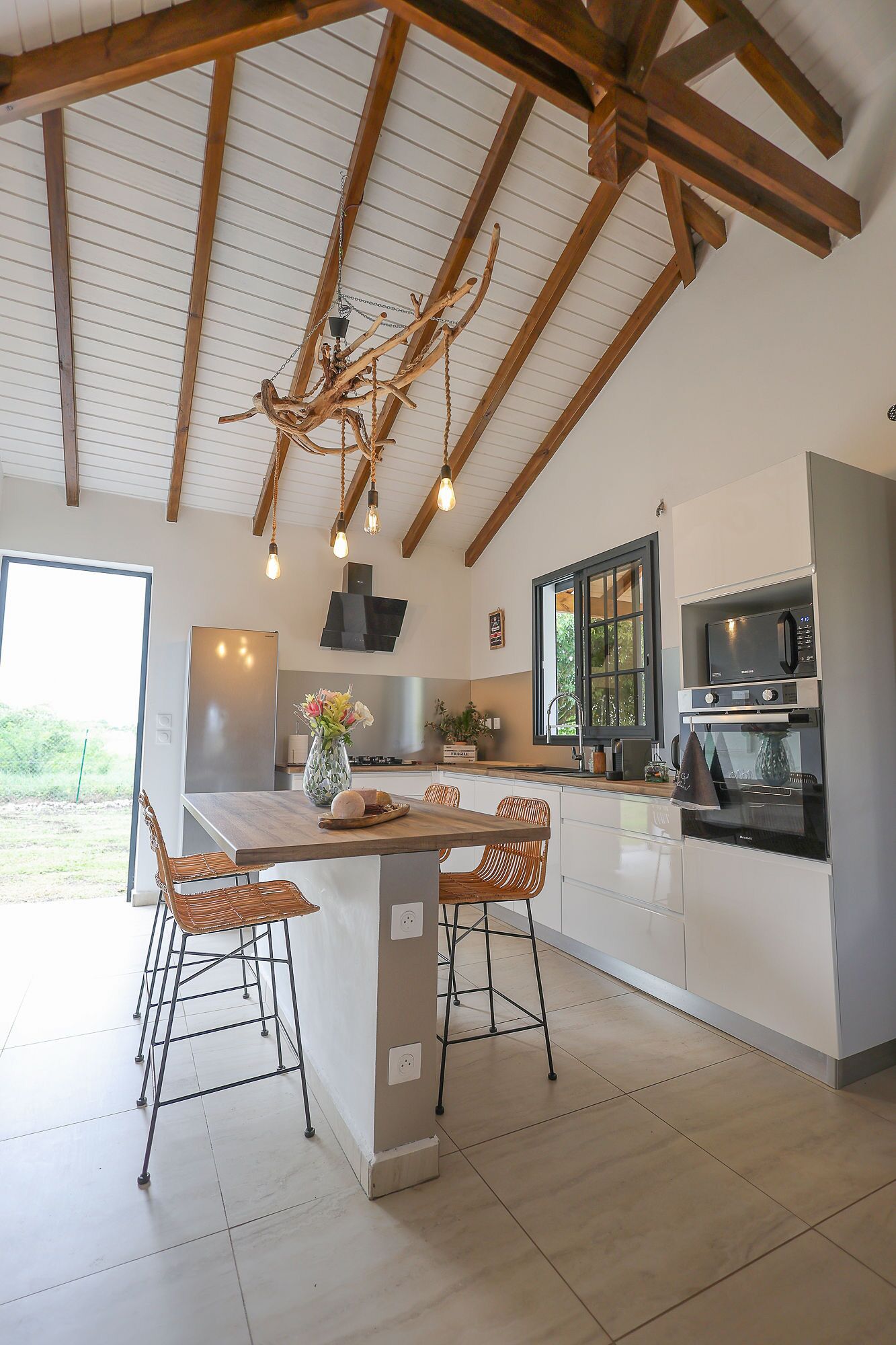 Mikrobølgeovn, ovn, kokeplater og kaffetrakter/tekoker