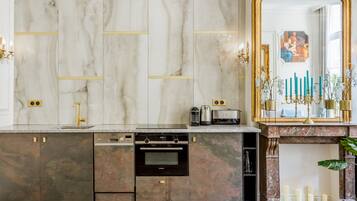 Apartamento, vistas a la ciudad | Cocina privada | Frigorífico, microondas, horno y placa de cocina