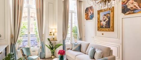 Apartamento, vista para a cidade | Área de estar | Escritórios