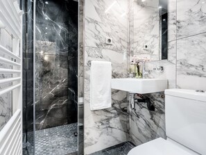 Departamento, vista a la ciudad | Baño | Amenidades de baño ecológicas, secadora de cabello, toallas