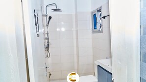 A bathroom with a shower, toilet, and sink. - RESIDENCES CHELIEL, Morofé youth hostels (Yamoussoukro)