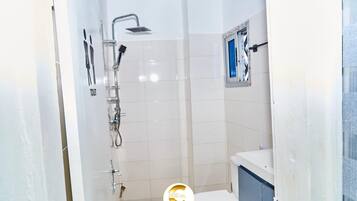 Douche, serviettes fournies, savon, papier toilette