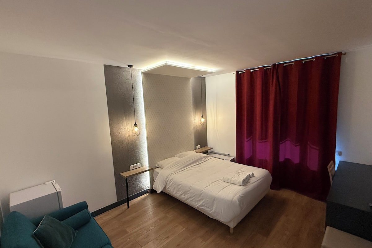 Tweepersoonskamer | Een kluis op de kamer, een bureau, een laptopwerkplek