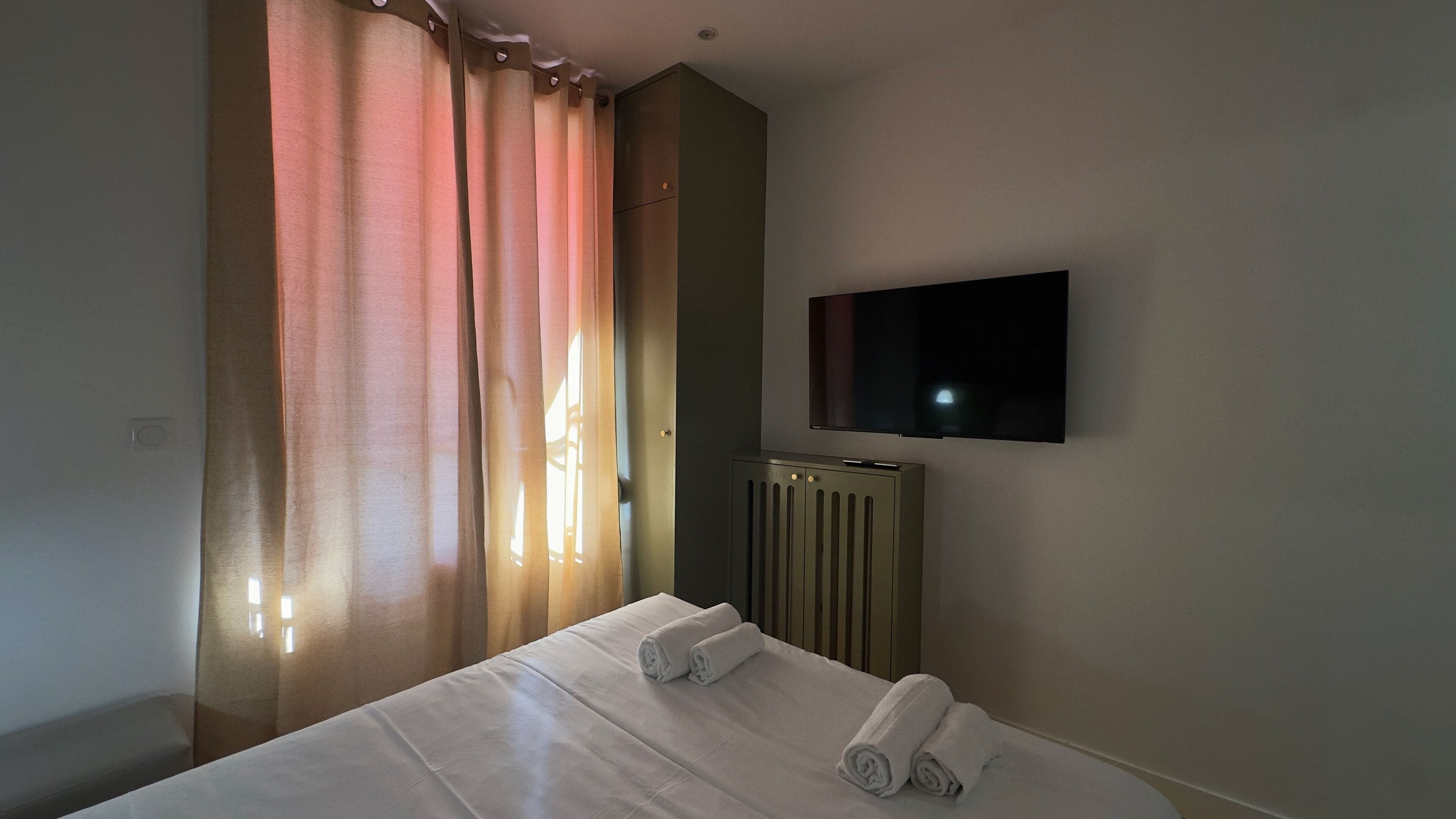 Standard Room | In-room safe, desk, laptop workspace, blackout drapes