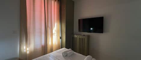 Standard Room | In-room safe, desk, laptop workspace, blackout drapes