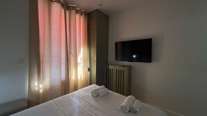 Ropa de cama de alta calidad y caja de seguridad en la habitación 