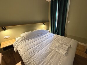 Tweepersoonskamer | Een kluis op de kamer, een bureau, een laptopwerkplek