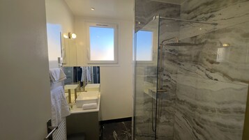 Classic Room, 1 Queen Bed | Bathroom | Shower, free toiletries, soap, shampoo