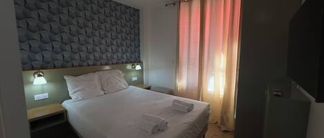 Standard Room | In-room safe, desk, laptop workspace, blackout drapes