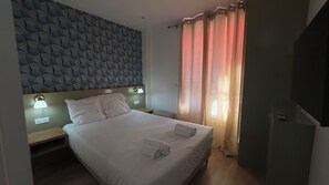 Ropa de cama de alta calidad y caja de seguridad en la habitación 