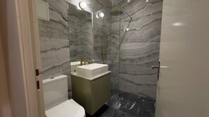 Standard Room, 1 Queen Bed | Bathroom