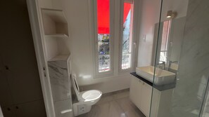 Bathroom - Alma Hôtel  (Courbevoie)