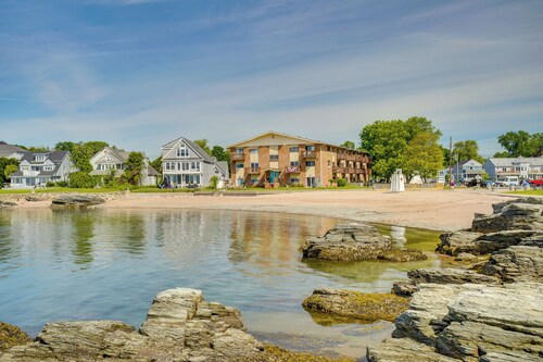 2 Blocks to Beach: Walkable Woodmont Village Home